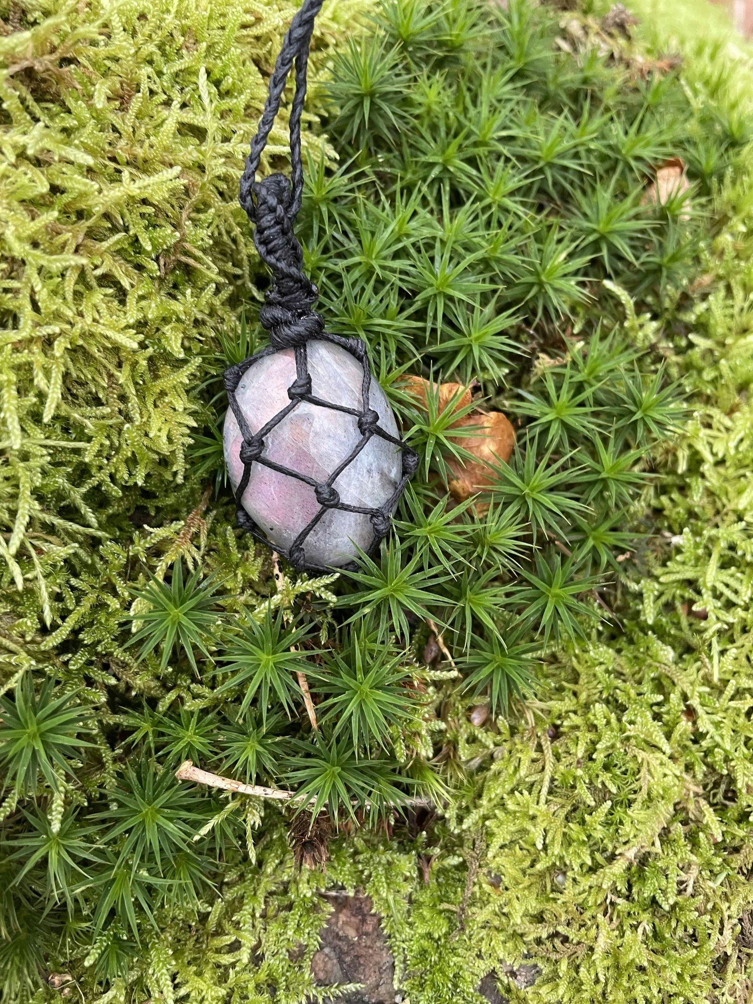 Makramé halsband med Labradorit ( Skyddar dina engergier / förstärker klarseende och intuition )