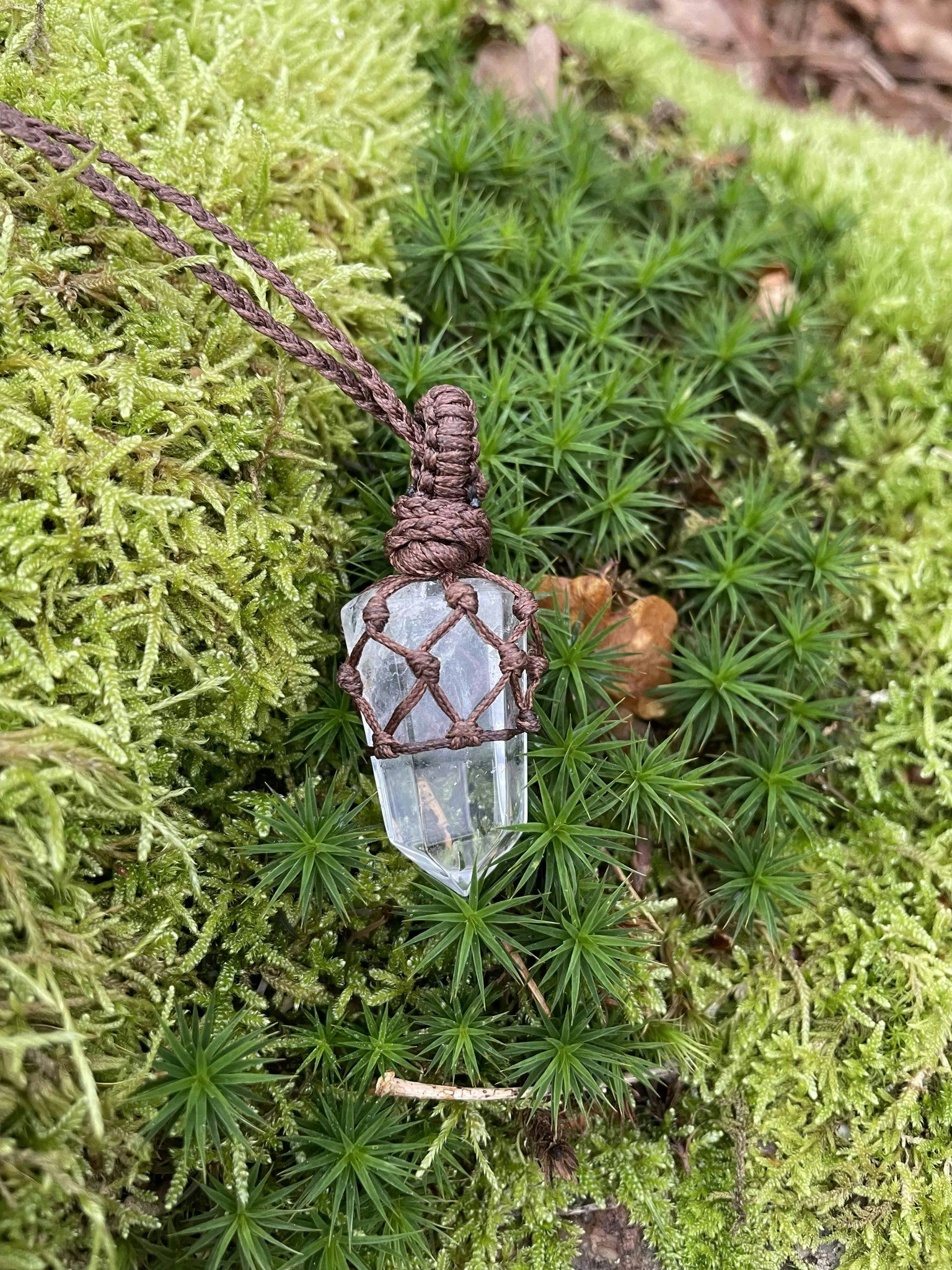 Makramé halsband med slipad Bergkristall spets ( Positiva energier/beskydd/vakenhet)