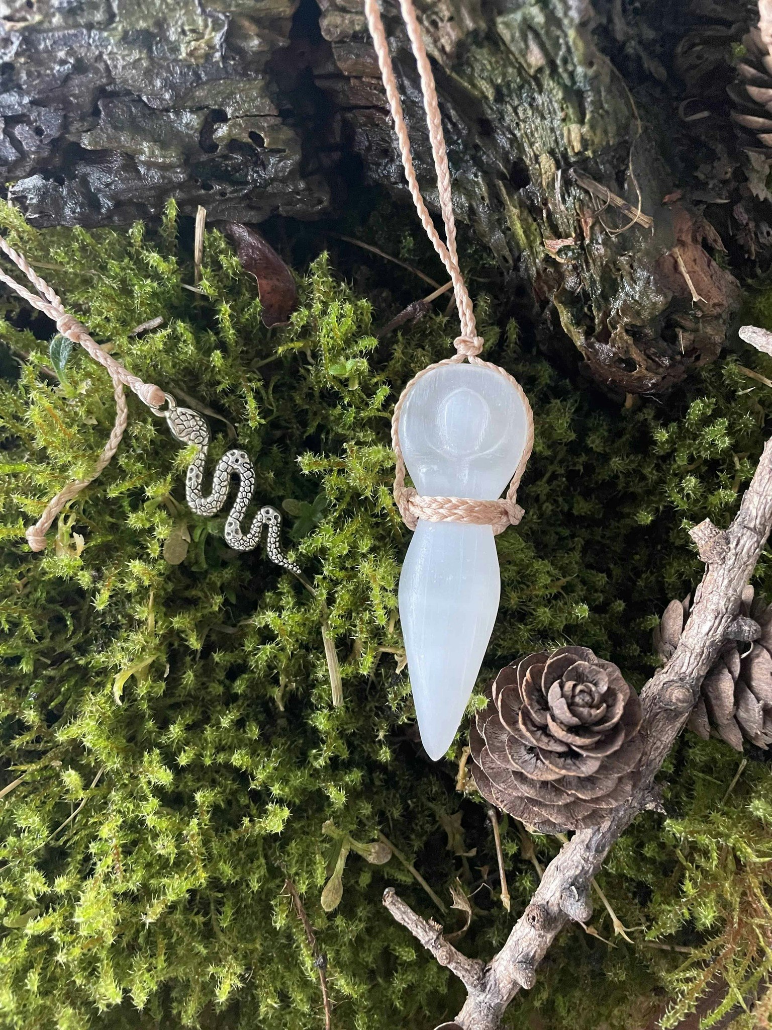 Makramé halsband med Selenit gudinna ( Renar och skyddar din aura / ger trygghet )