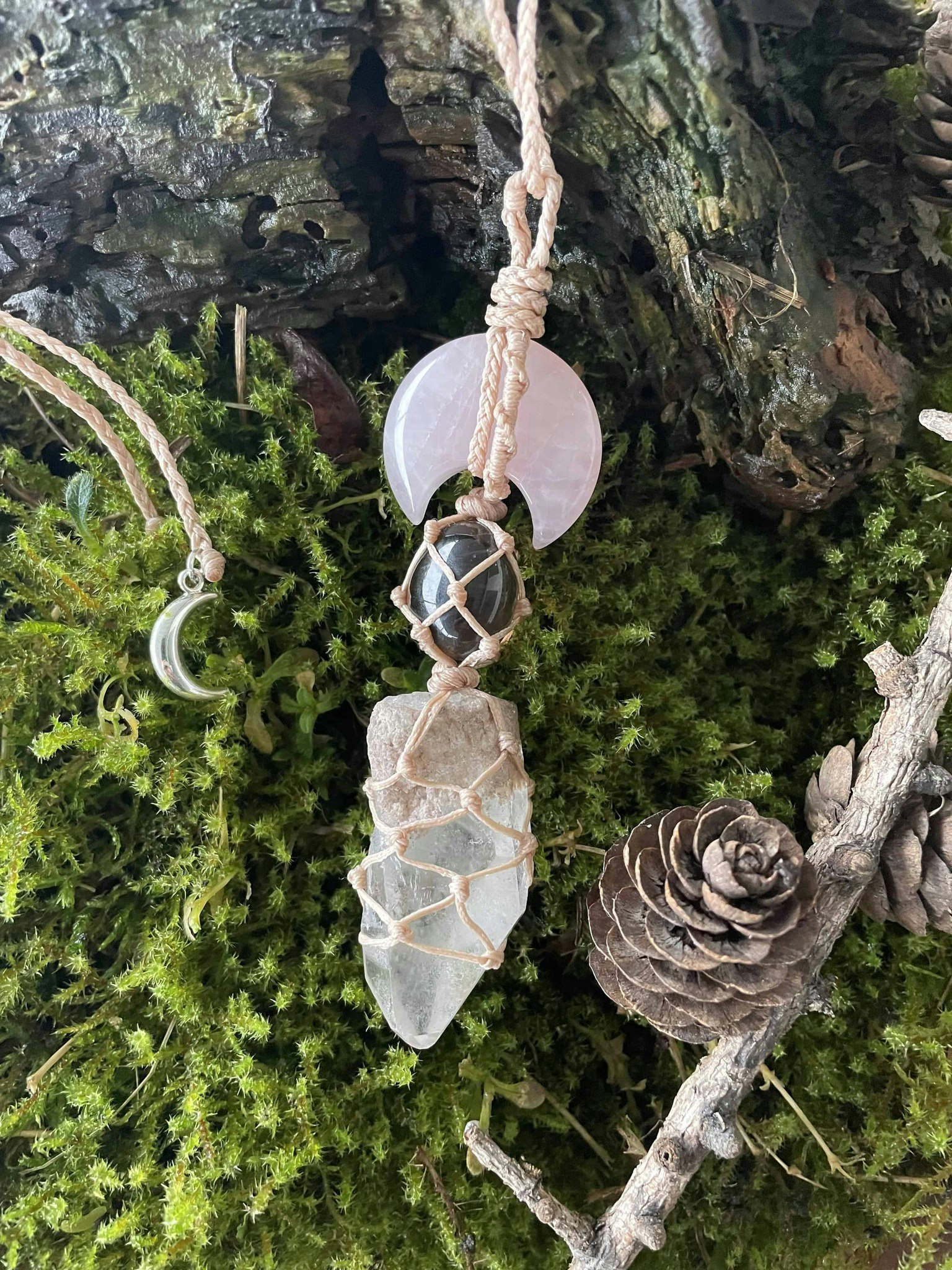 Makramé halsband månskära rosenkvarts/ rökkvart / bergkristall ( Kärlek, beskydd klarhet )