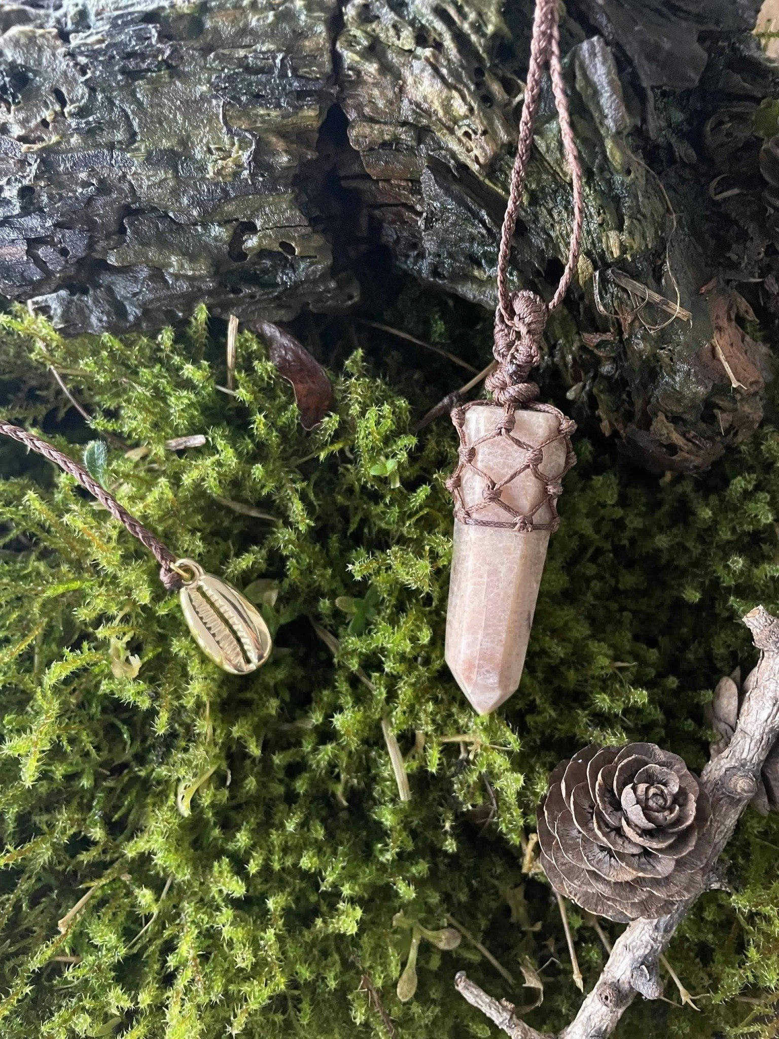 Makramé halsband med Månstens spets ~ Mångudinnans kraft. Lindrar sömnlöshet. Stärker dina mediala förmågor.