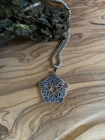 Halsband med pentagram och elementen