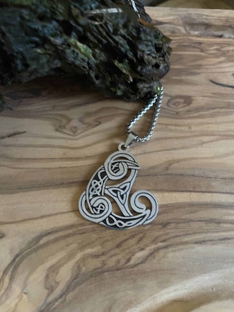Halsband med valknut, månskära och triskile.