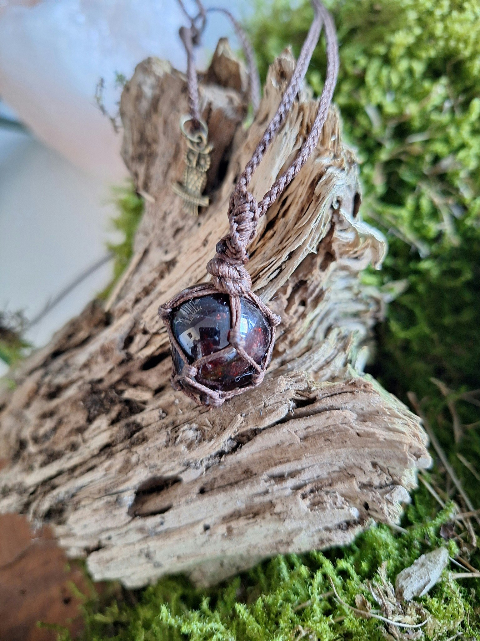 Makrame´ halsband Granat med uggla ~ Livskraft. Vitalitet. Kärleksliv.