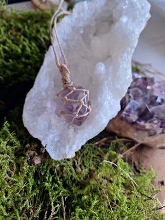 Makramé halsband med Ametist ~ Allhelaren. Minskar ångest, oro, stress.
