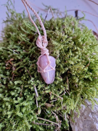 Makrame halsband med Lavendelkvarts ~ Kärlek. Självkänsla. Löser upp ilska.