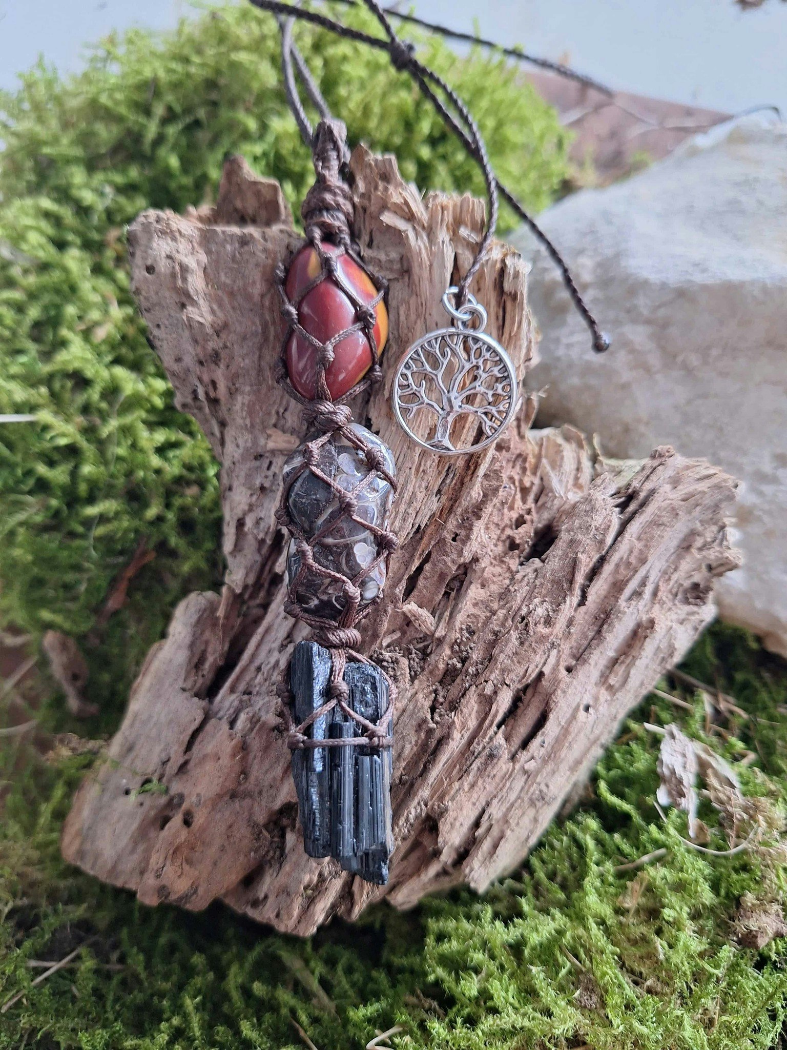 Makrame halsband Element JORD ~ Mokait jaspis. Turitella agat. Svart turmalin.
