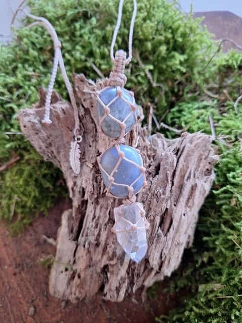 Makrame halsband Element LUFT ~ Labradorit. Angelit. Bergskristall.
