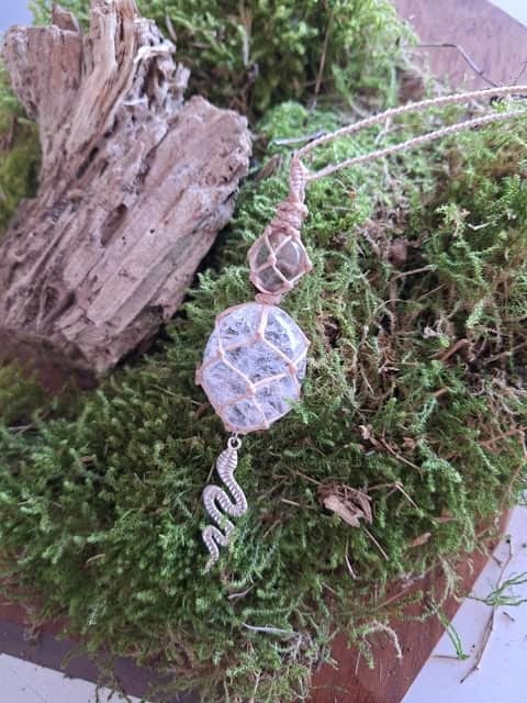 Makrame halsband med stor krackelerad Bergskristall. Rökkvarts & orm ~ Energi. Beskydd, Transormation.