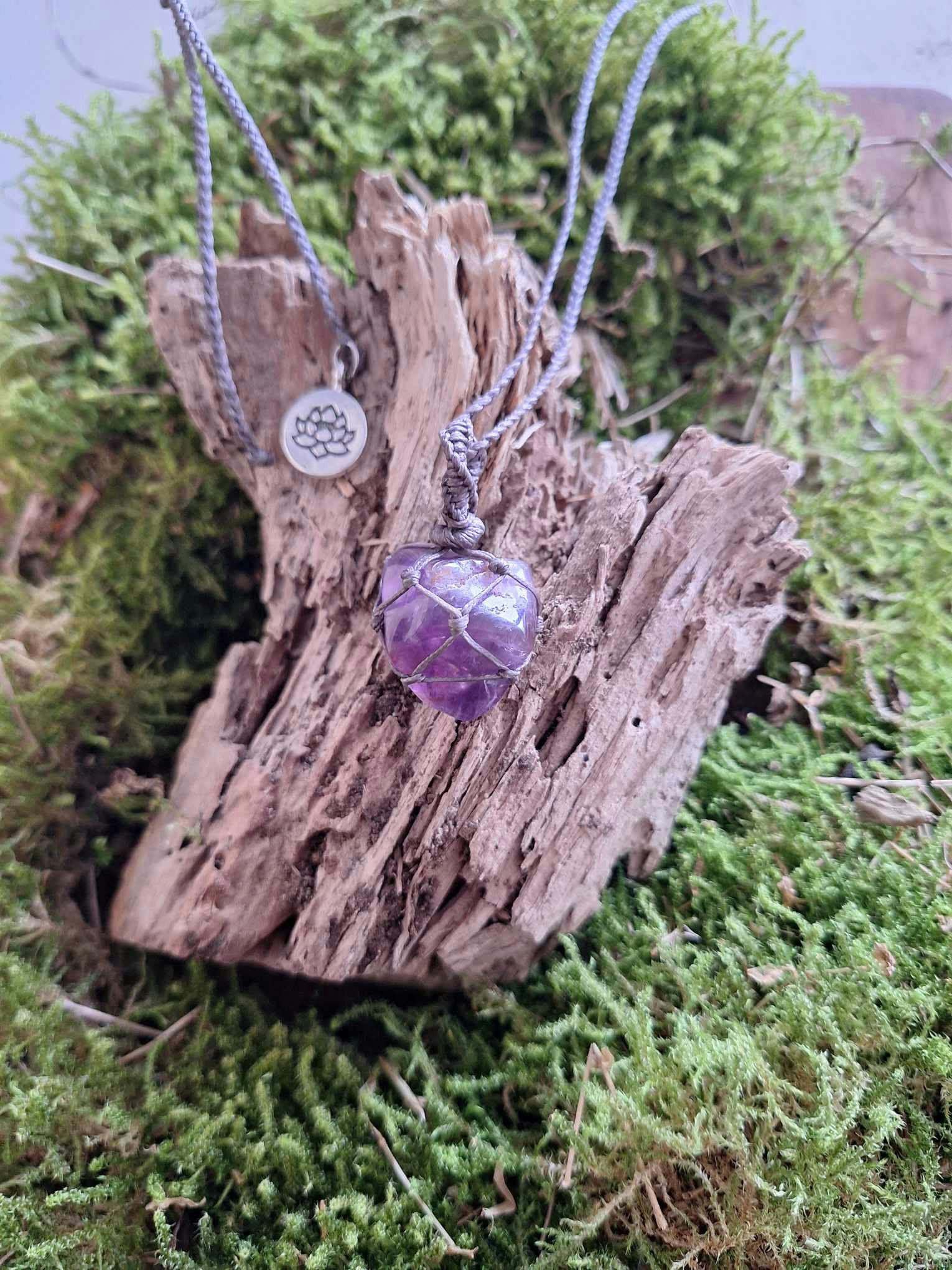 Makramé halsband Ametist med lotusblomma berlock ~ Allhelaren. Minskar ångest & oro. Lugnande