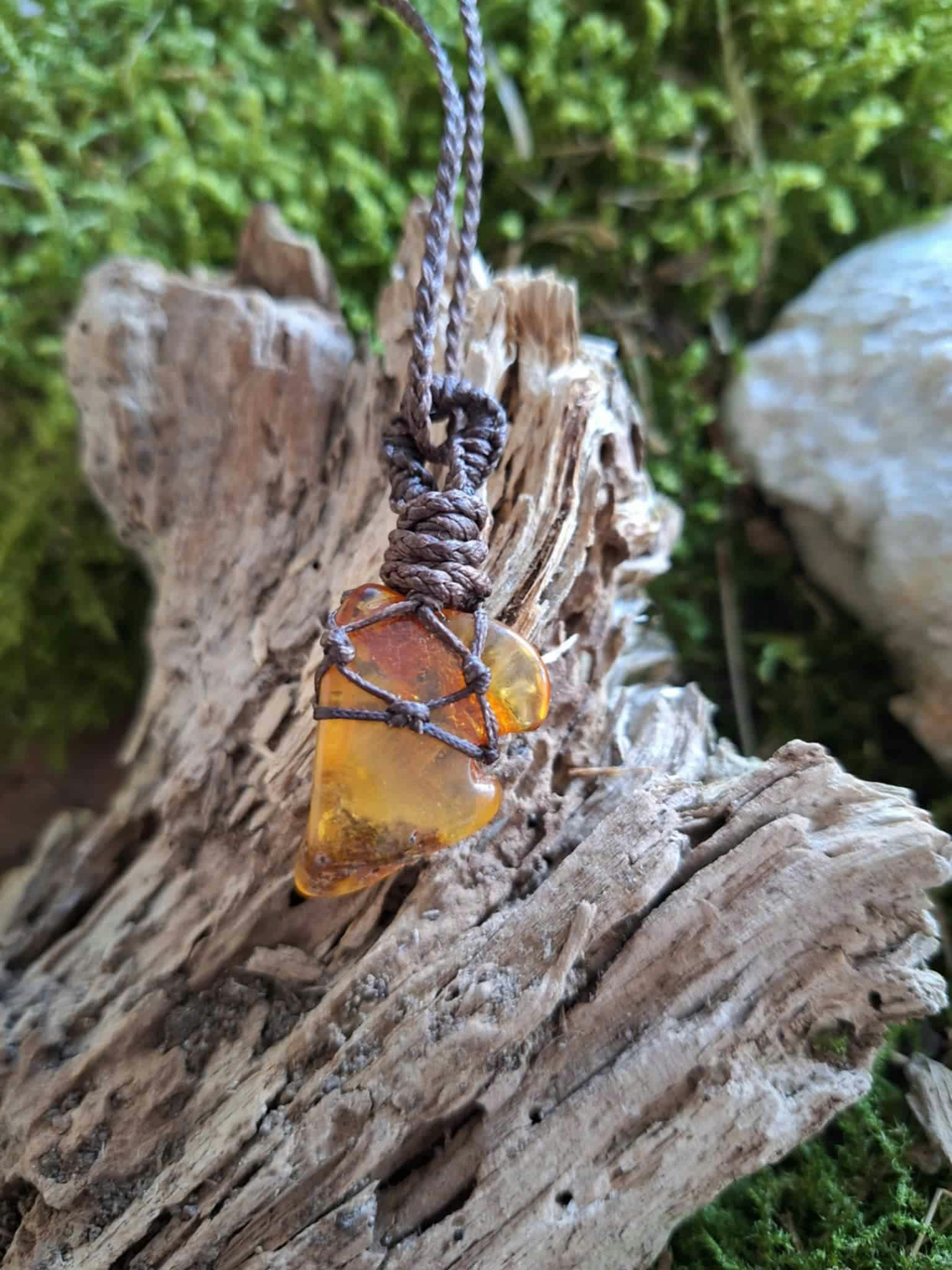 Makramé halsband med Bärnsten ~ Drar sjukdom ur kroppen. Skyddsamulett. Organiskt växande.