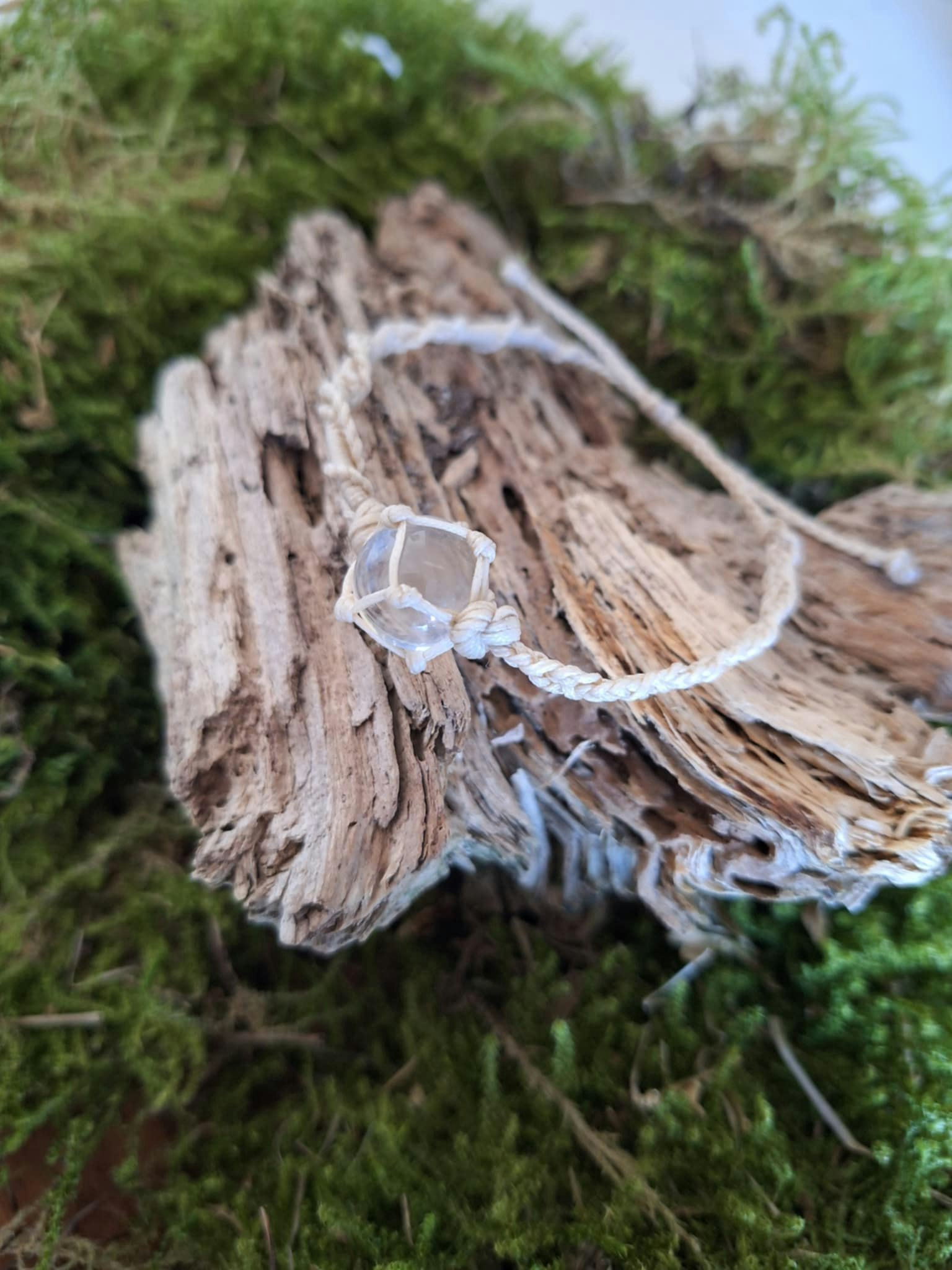 Handgjort makrame armband Bergskristall ~ Ger energi. Högvibrerande. Klarhet. Vakenhet. Balans. Samklang