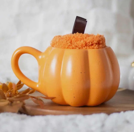 Pumpa mugg med mjuka strumpor