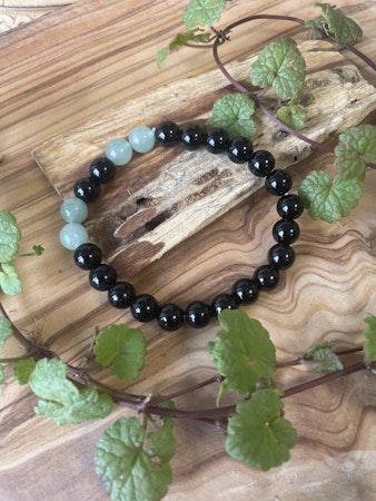 Armband för att skydda mot energivampyrer och neutralisera svart magi