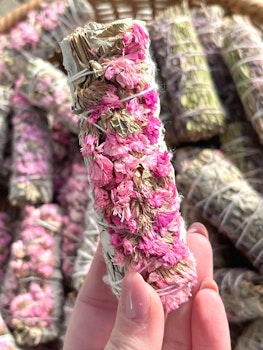 Salviabunt med rosa blommor