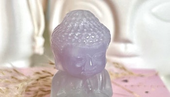 Buddha i lavendelfluorit