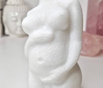Gravid kvinnokropp i vit Jade