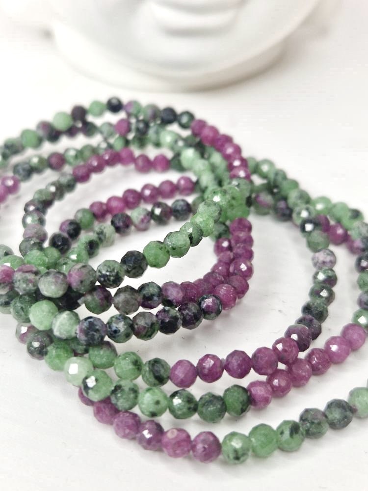 Armband i zoisite rubin facetterade
