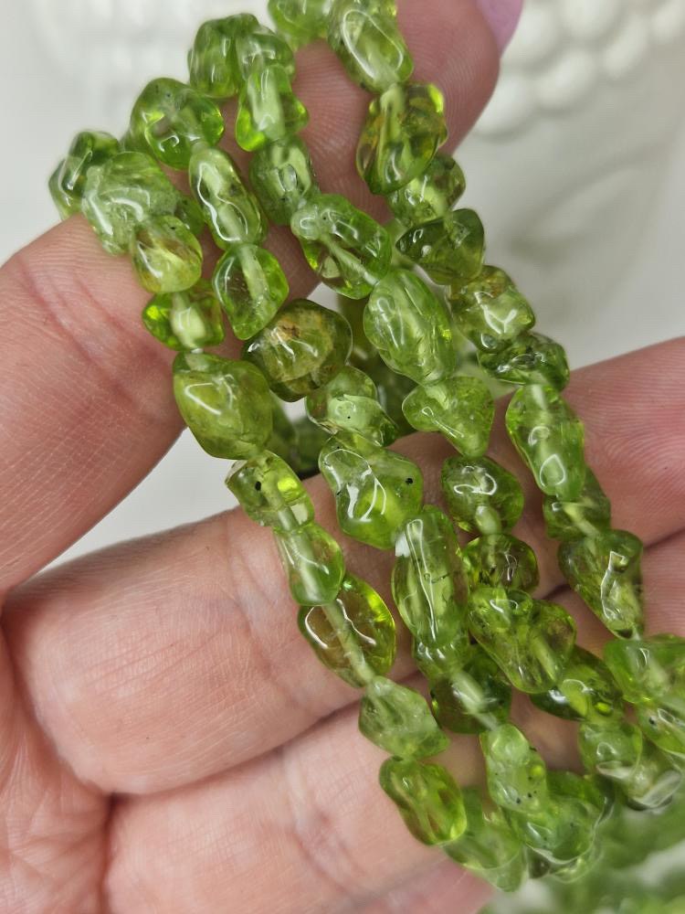 Armband i peridot nuggets arm