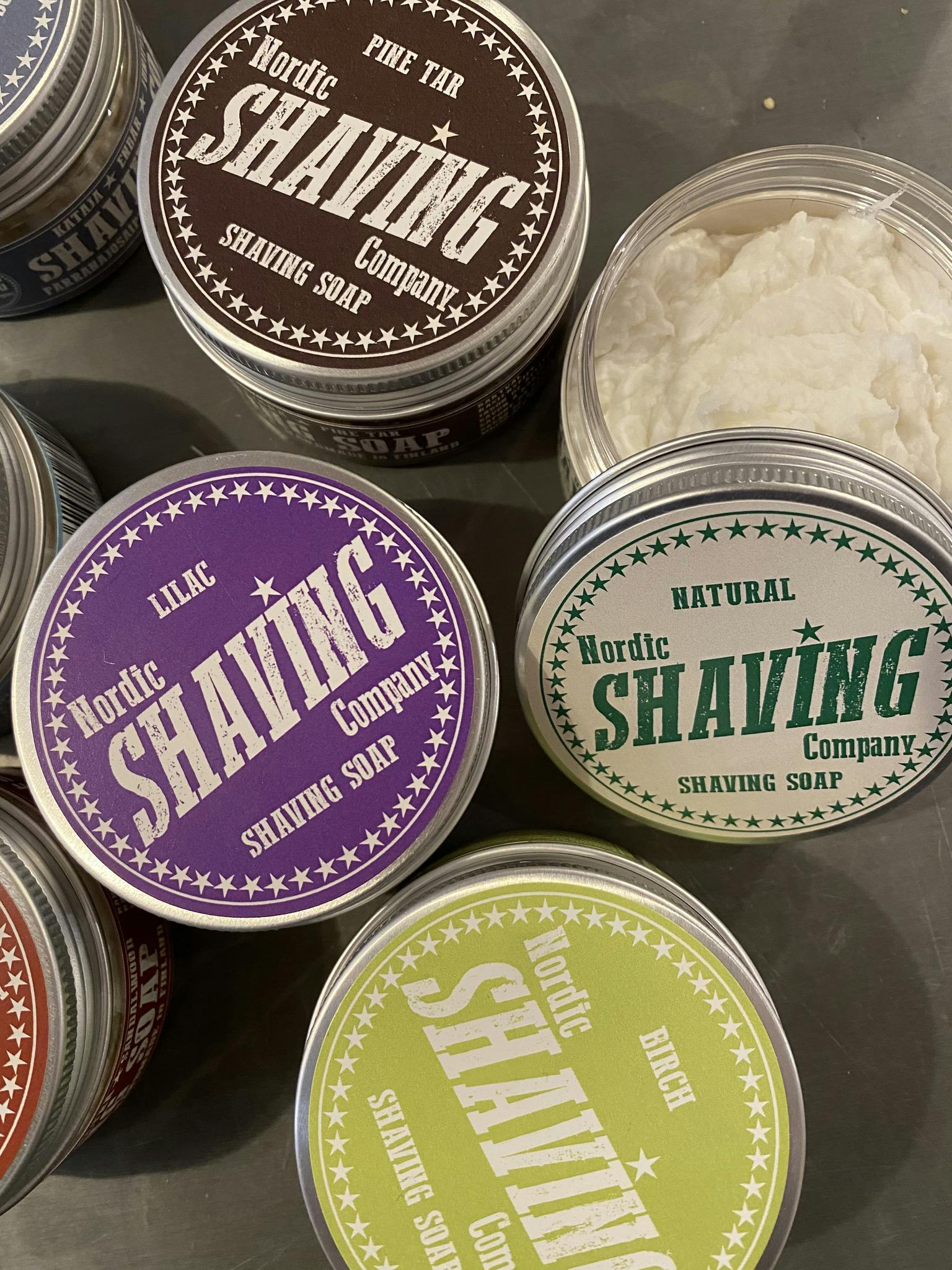 A sélection of gift soaps for men's wet shaving in a retro travel tin and natural scents. Moisturising.