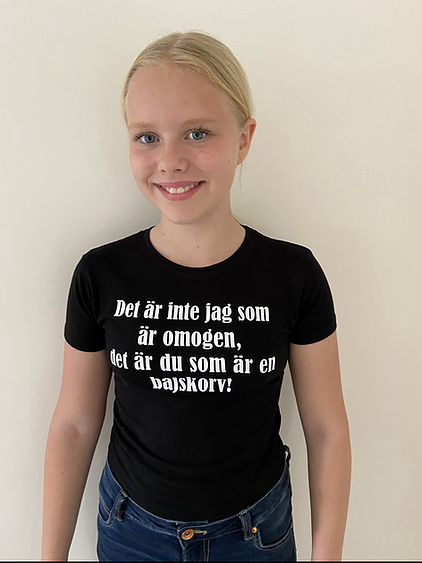 T-shirt med tryck " Det är inte jag som är omogen... " - HoppiTotta  barnkläder mössor väggdekal textiltryck vinyltryck isskrapa