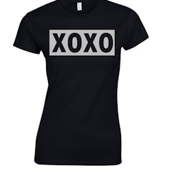 T-shirt med tryck "XOXO"