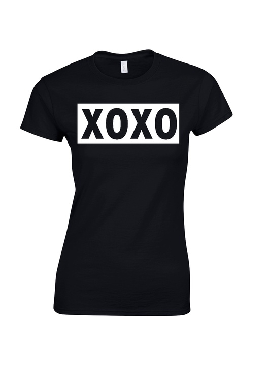 T-shirt med tryck "XOXO"