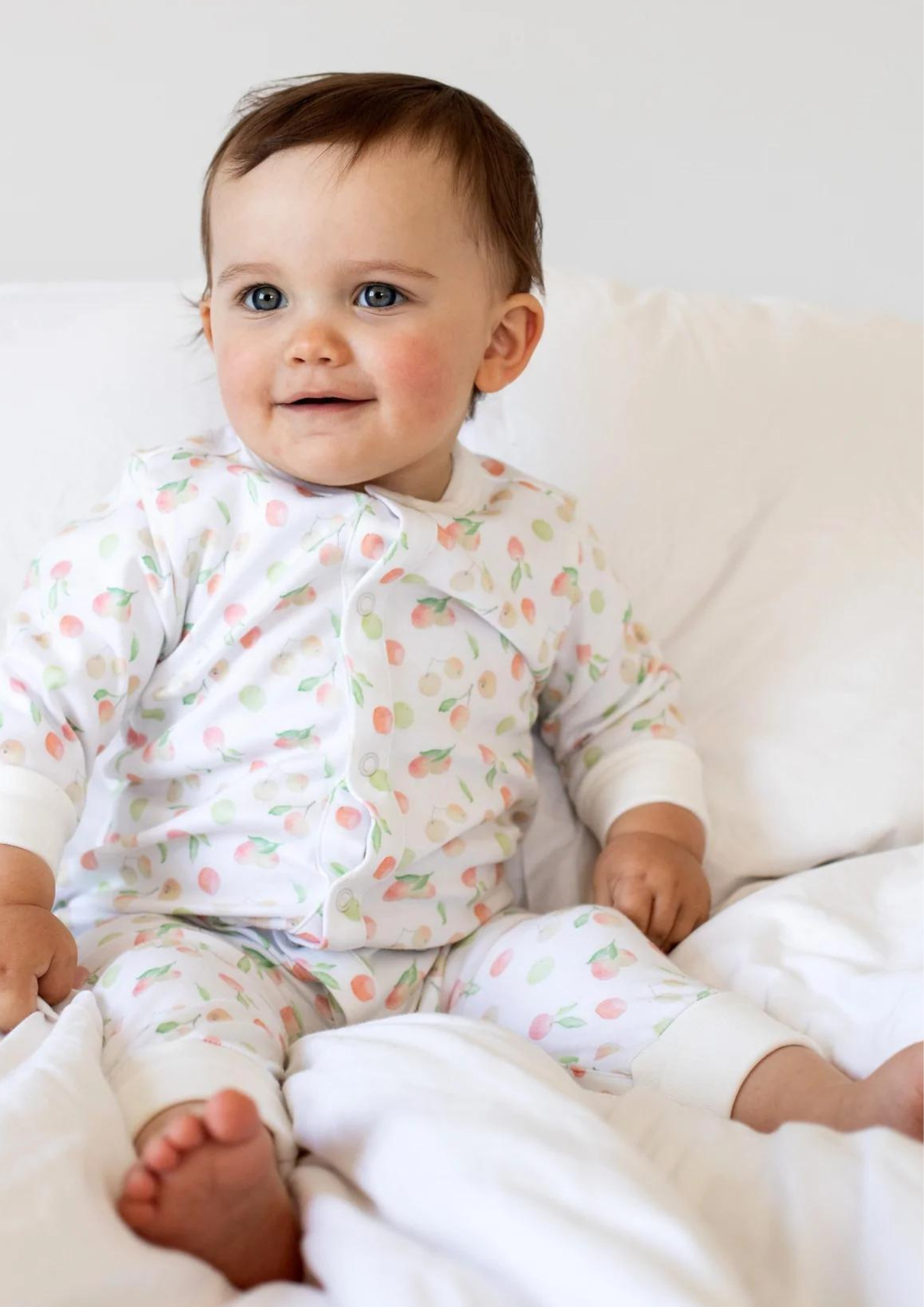 Pyjamas Baby från Charlie Tells med Äpplen Stl. 50/56-74/80 - HoppiTotta  barnkläder mössor väggdekal textiltryck vinyltryck isskrapa