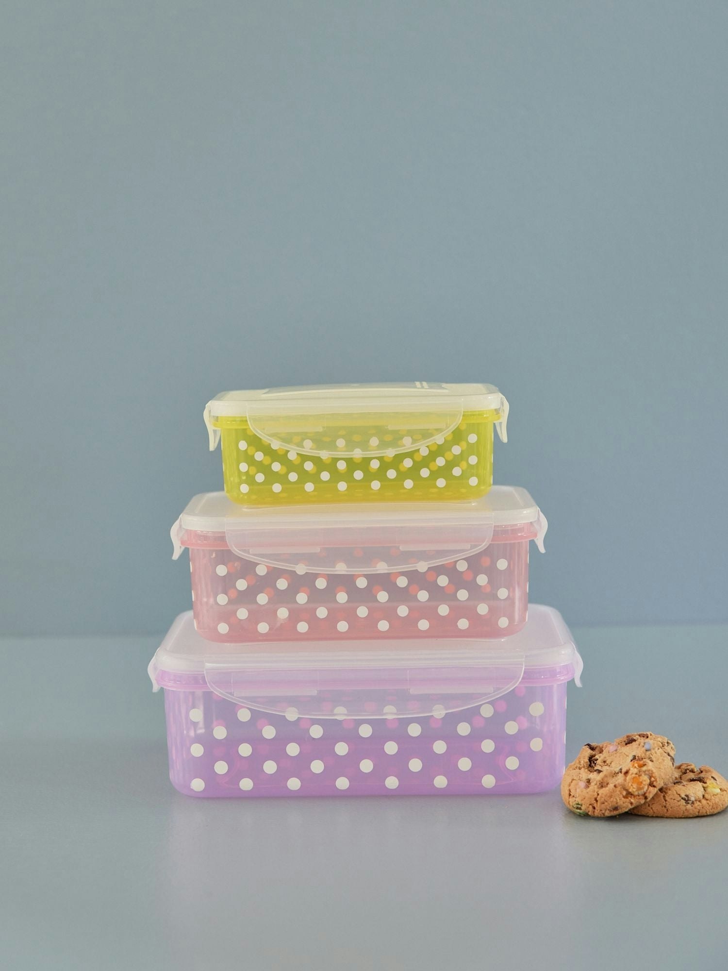 Set med prickiga lådor från Rice. Exempelvis som förvaring av det som ditt barn bakat eller som matlåda, förvaring av frukt eller smörgås  till utflykten. användningsområdena är många.