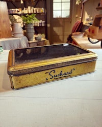 Plåtburk med glas i locket (endast avhämtning)