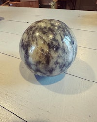 ”Boll” av sten grå