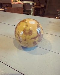 ”Boll” av sten orange/brun