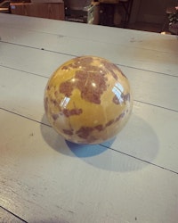 ”Boll” av sten orange/brun