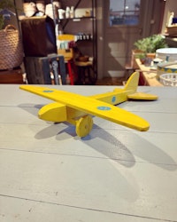 Litet flygplan i trä