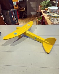 Litet flygplan i trä