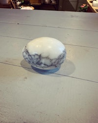 Ägg i sten vitt med grått