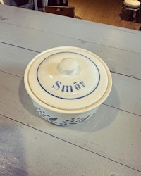 Smörask med lock