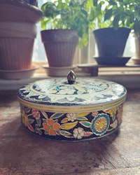 Plåtburk med knopp