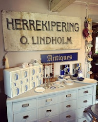 Skylt ”Herrekipering O.Lindholm” (endast avhämtning)