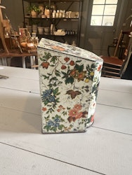 Blommig plåtburk