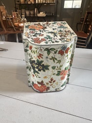 Blommig plåtburk