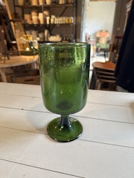 Vas pokal på fot i grönt glas Gunnar Höglund (speciell frakt)