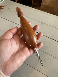 Öppnare i teak i form av val/fisk