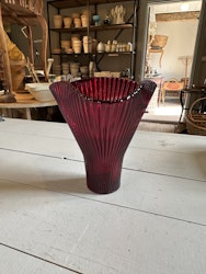 Räfflad glasvas röd