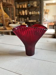 Räfflad glasvas röd