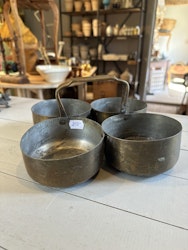 Fyra metallskålar med handtag i mitten, mindre modell (speciell frakt)