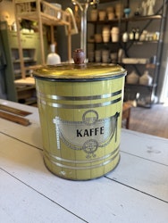Stor plåtburk med knopp kaffe