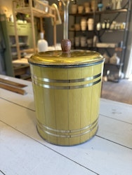 Stor plåtburk med knopp kaffe