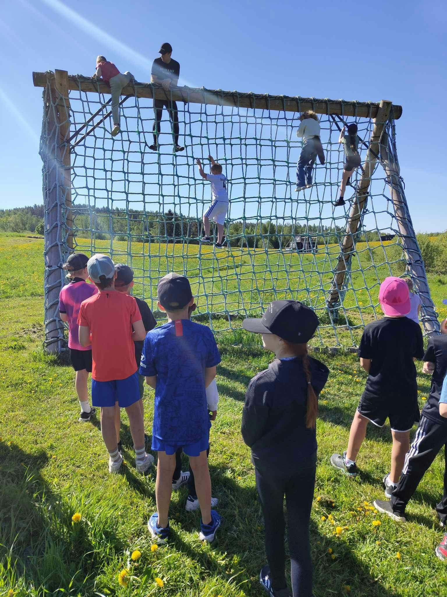 Skolklass på Hinderbanan