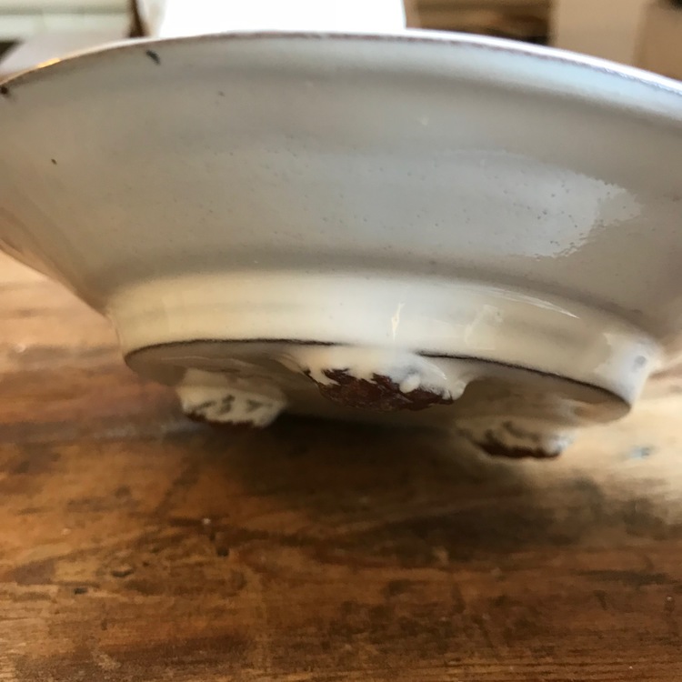 Litet handdrejat tvålfat i vit keramik från Solhöjdens Tvålmakeri